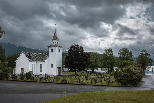 Kościół Ulvika Norwegii Tłem Ciemnego Nieba Gór — Zdjęcie stockowe