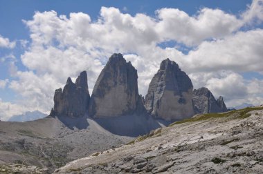 İtalya 'da ufukta mavi bulutlu gökyüzü olan Tre Cime di Lavaredo sıradağlarının manzarası