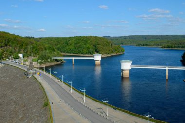 Belçika 'daki güzel Gileppe Nehri ve çevresindeki manzaranın bir anteni.