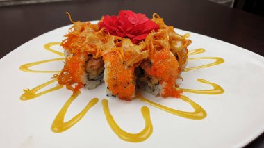 Japon restoranında servis edilen suşi rulolarının görkemli bir görüntüsü.