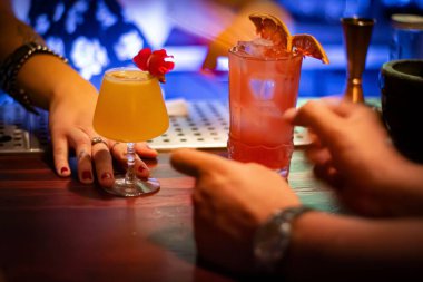 Meyve suyu bardağını tutan insanların yakın çekimi.