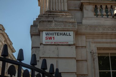 Binada Whitehall SW1 'den bir işaret var.