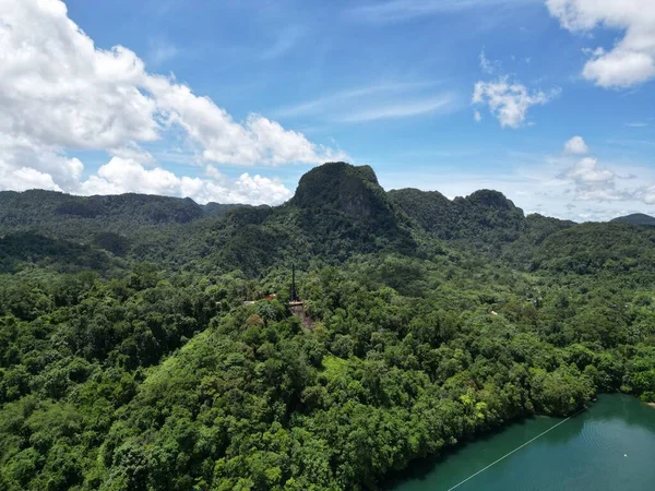 马来西亚包沙捞越广阔的森林景观和风洞山的空中景观 — 图库照片