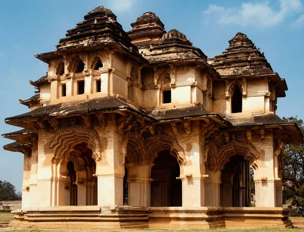 ハンピ族は インド南部のカルナータカ州にある古代の村である Vijayanagara帝国から多くの荒廃した寺院複合体が点在しています — ストック写真