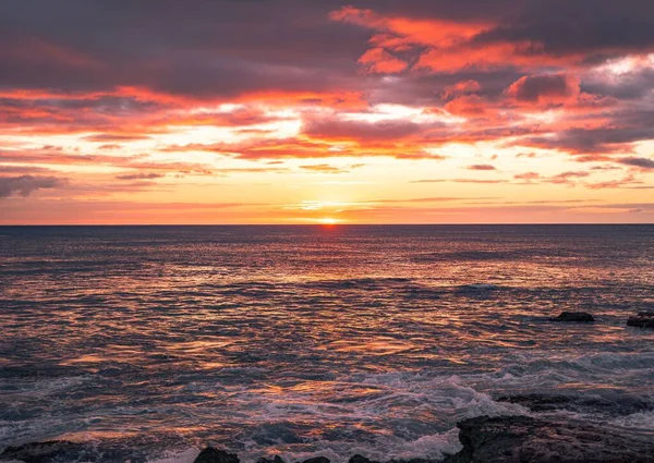 Una Hermosa Puesta Sol Sobre Playa Hawaii — Foto de Stock