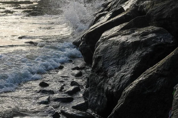해변에 커다란 바위에 부딪치는 아름다운 파도의 — 스톡 사진