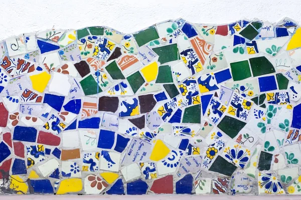 Белая Стена Украшенная Кусками Разноцветной Сломанной Плитки — стоковое фото