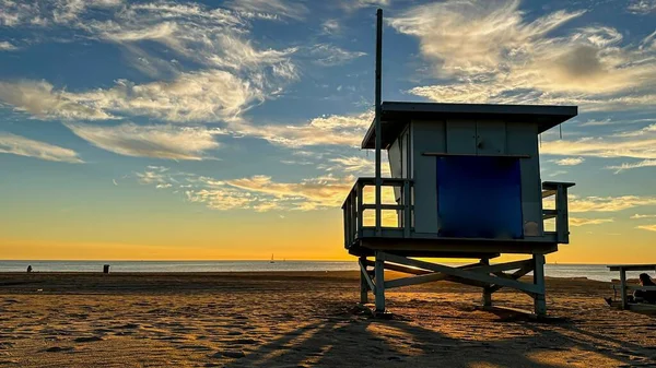 ロサンゼルスのビーチでの夕日ライフガードタワーシルエット — ストック写真