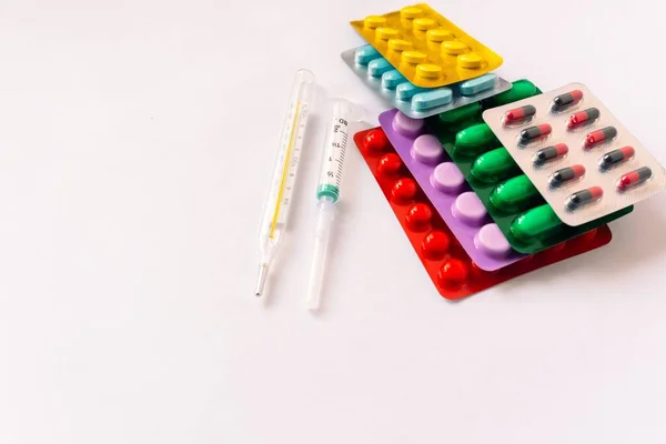 Varios Equipos Médicos Termómetro Ampollas Pipeta Medicamentos Tabletas Cápsulas Aerosol —  Fotos de Stock