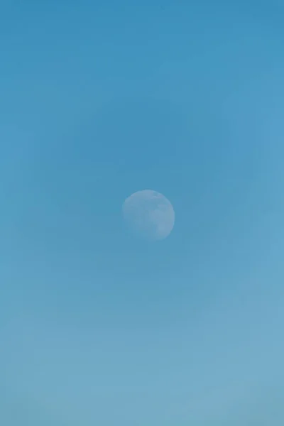 Een Verticaal Shot Van Wolkenloze Blauwe Lucht Met Een Maan — Stockfoto
