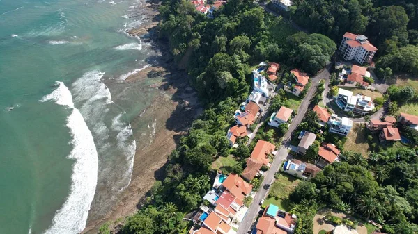 Ein Drohnenblick Auf Villen Und Einen Wald Der Küste — Stockfoto