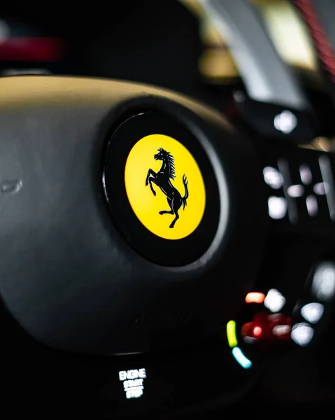 Een Ferrari Stuurwiel Met Ferrari Badge Belo Horizonte Brazilië — Stockfoto