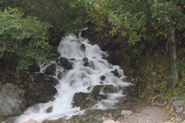 Wodospad Przepływający Przez Skały Alasce — Zdjęcie stockowe