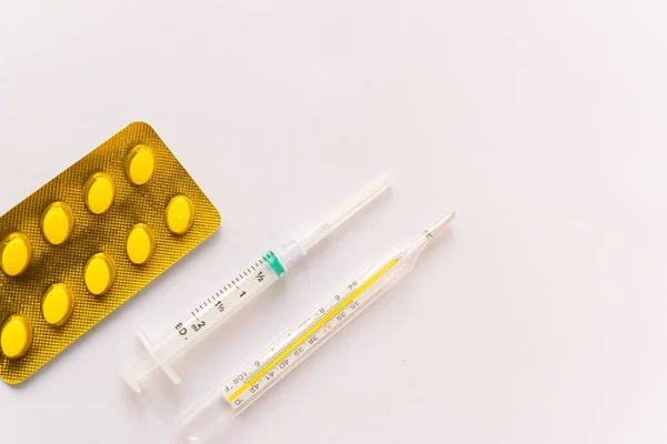 Diverse Medische Apparatuur Thermometer Ampullen Pipet Medicijnen Tabletten Capsules Spray — Stockfoto