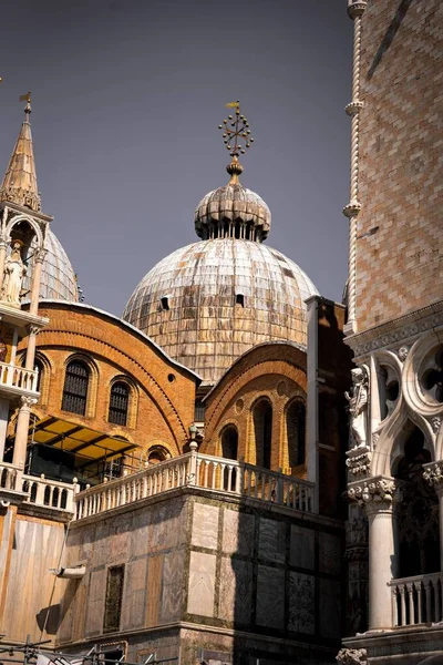 Вертикальный Снимок Зданий Площади Сан Марко Венеции Италия — стоковое фото
