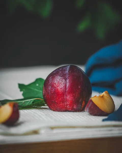 Lezzetli Bir Kırmızı Elmanın Dikey Seçici Odak Noktası — Stok fotoğraf