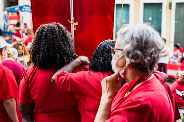 ブラジル バヒア州サルバドール2022年12月4日 サルバドール市のラルゴ ペローリーニョでミサ中に赤い服を着たサンタバーバラの信者 — ストック写真