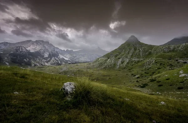 Het Schilderachtige Landschap Van Bergen Met Groene Hellingen Onder Een — Stockfoto