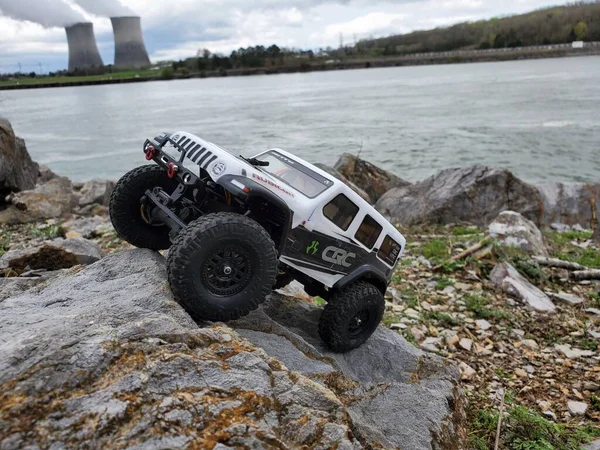Autíčko Jeep Wrangler Kamenech Jezera Výhledem Jadernou Elektrárnu — Stock fotografie