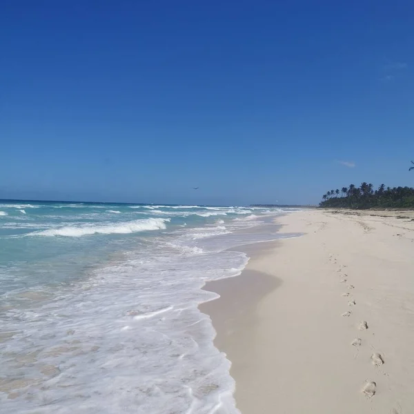 Uma Bela Vista Das Ondas Suaves Oceano Praia Arenosa — Fotografia de Stock