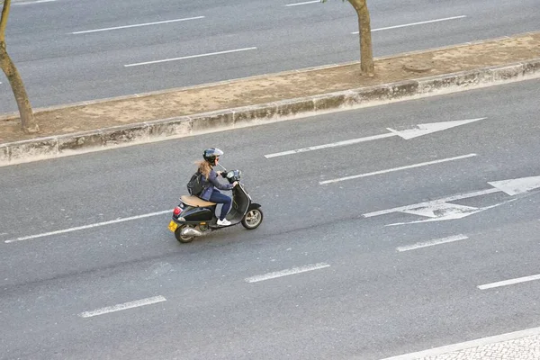 Motocyklistka Jeżdżąca Skuterem Ulicach Lizbony — Zdjęcie stockowe