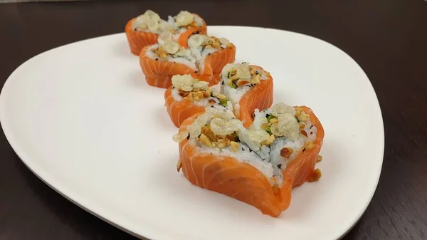 Großaufnahme Eines Tabletts Mit Köstlichem Herzförmigem Sushi Einem Japanischen Restaurant — Stockfoto
