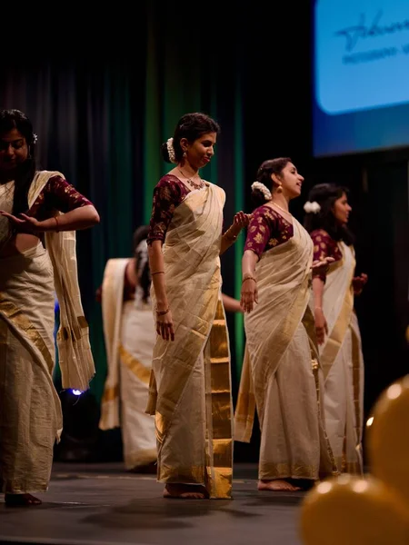 伝統的なドレスで美しいインドの女の子は オナム祭りの間に歓迎ダンスを行う — ストック写真