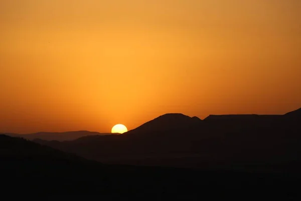 Silhouettes Hills Orange Sun Setting Background — Stock Photo, Image