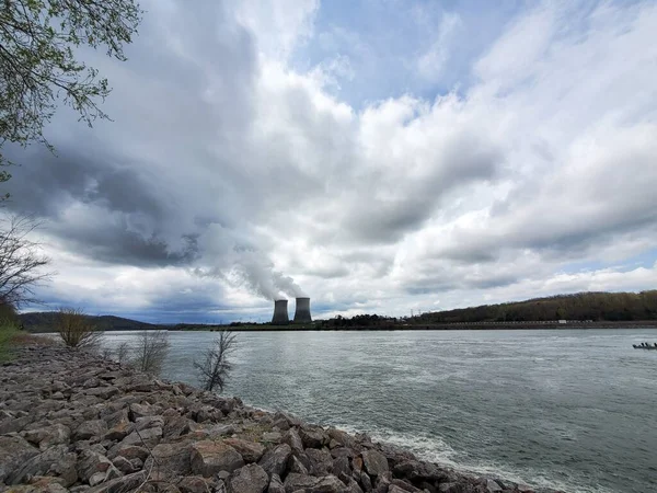 Ein Schöner Blick Auf Einen See Und Ein Atomkraftwerk Hintergrund — Stockfoto