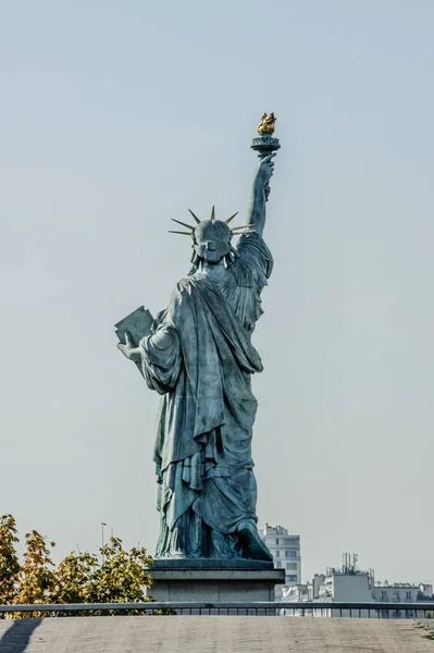 Вертикальний Знімок Статуї Свободи Тлі Яскравого Блакитного Неба — стокове фото