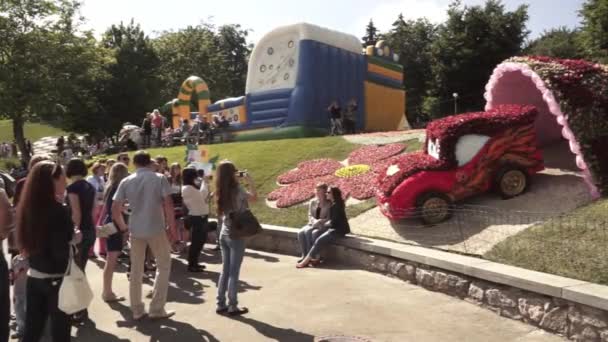 Многие Стоят Фотографируют Машину Украшенную Цветами Киевском Парке Украине — стоковое видео