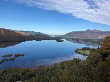 Borrowdale, İngiltere 'de mavi bulutlu ağaçlarla süpriz manzara gölü