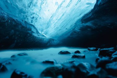 Güneş ışığı buz yüzeyine yansıyor ve güzel bir mavimsi parıltı yaratıyor..