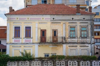 Kırmızı çatılı ve renkli duvarlı eski bir evin güzel manzarası.