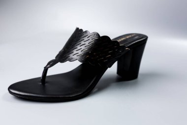 beyaz zemin üzerinde ayakkabı