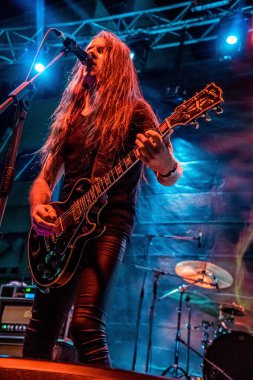 Rock grubu Tierra Santa 'nın Tajuna Rock Festivali' nde çekilen dikey çekimi.