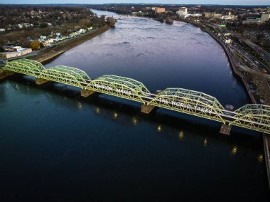 Gündoğumunda nehir üzerinde asma köprü ve New Jersey 'de Trenton şehir manzarasının insansız hava aracı çekimi.