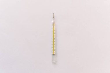 Termometre beyazda izole edildi. Ateş tanısı ve sağlık hizmeti kavramı