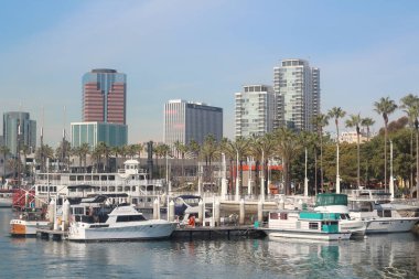 Long Beach, Kaliforniya 'daki Long Beach limanının güzel bir manzarası.