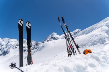 Güneşli bir sabahta Tasman Buzul Kayağı Turu