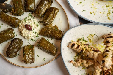 Tabaklarda Yunan Dolmades ve kebaplarının üst görüntüsü