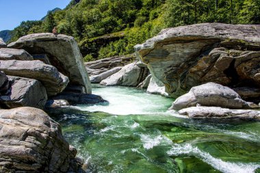 Ticino, İsviçre 'deki Verzasca Nehri' nin güzel bir görüntüsü.