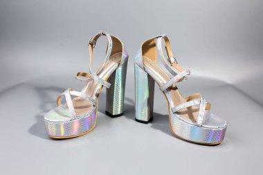 beyaz zemin üzerinde ayakkabı