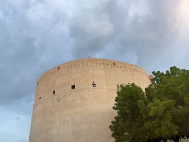 Nizwa kalesinin güzel bir manzarası, Umman 'da gökyüzünün altında bir kale.