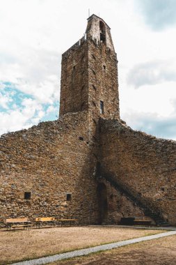 İtalya 'daki Torre del Cassero' nun tarihi eserinin dikey çekimi.