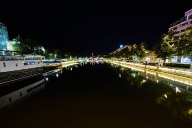 Finlandiya 'da geceleyin Turku Aura nehrinin güzel bir görüntüsü.
