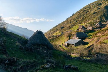 Dağ manzaralı ve binalı bir hava manzarası