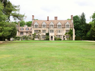 Anglesey Manastırı 'nın büyüleyici bir görüntüsü. Cambridgeshire, İngiltere' de yeşil bahçesi olan bir köy evi.