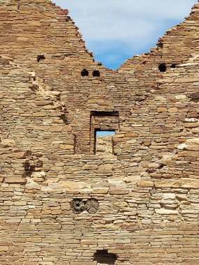 Chaco Canyon 'daki antik bir binanın kalıntılarının dikey görüntüsü. New Mexico' daki Chaco Kültür Ulusal Tarih Parkı 'nda mavi bulutlu gökyüzü.