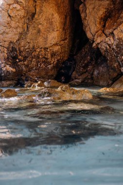 Massif des Calanques 'deki mavi denizde büyük kayaların dikey görüntüsü.